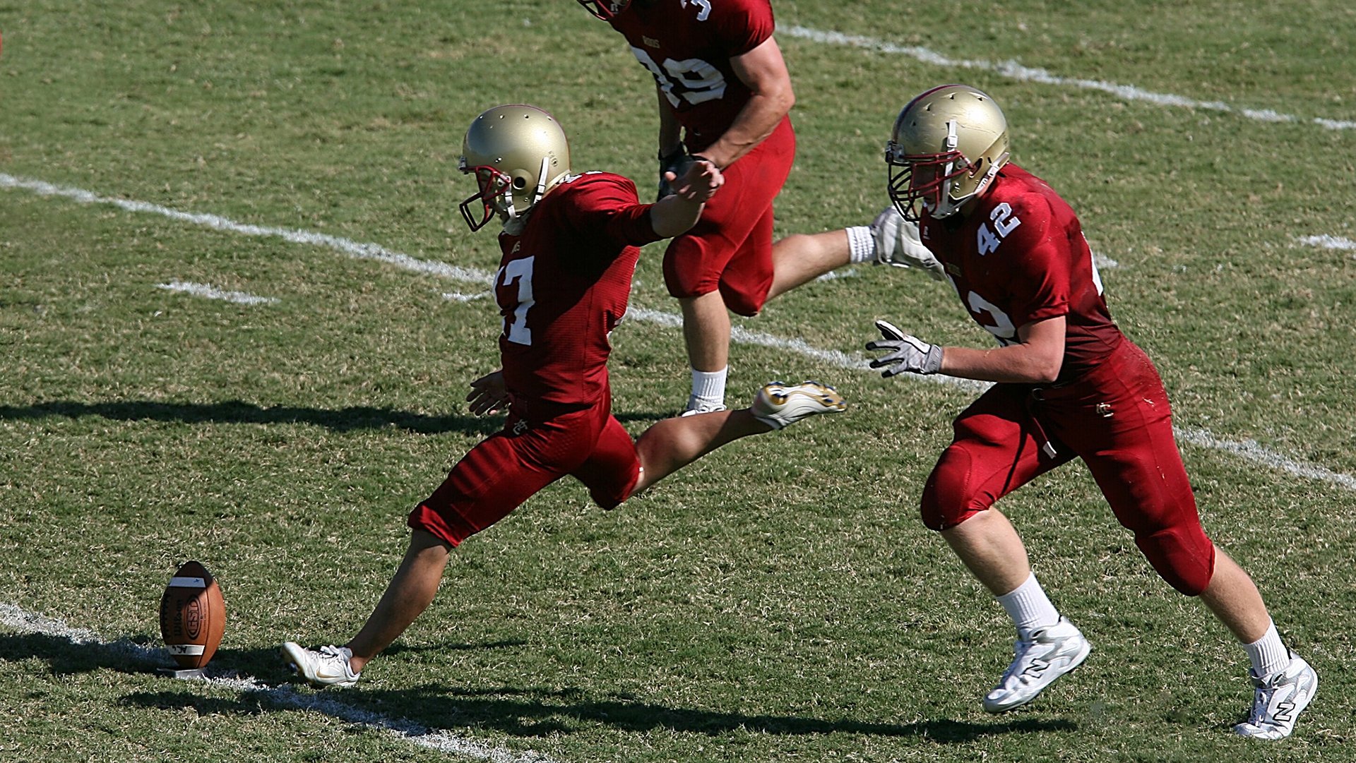“峡谷穿梭:深山中的极速冲刺”,穿过峡谷